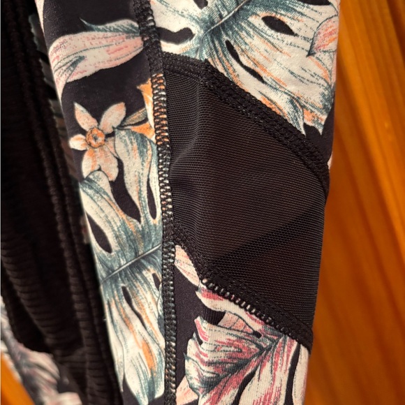 New Balance flower print yoga pants with mesh detailing - Picture 2 of 4